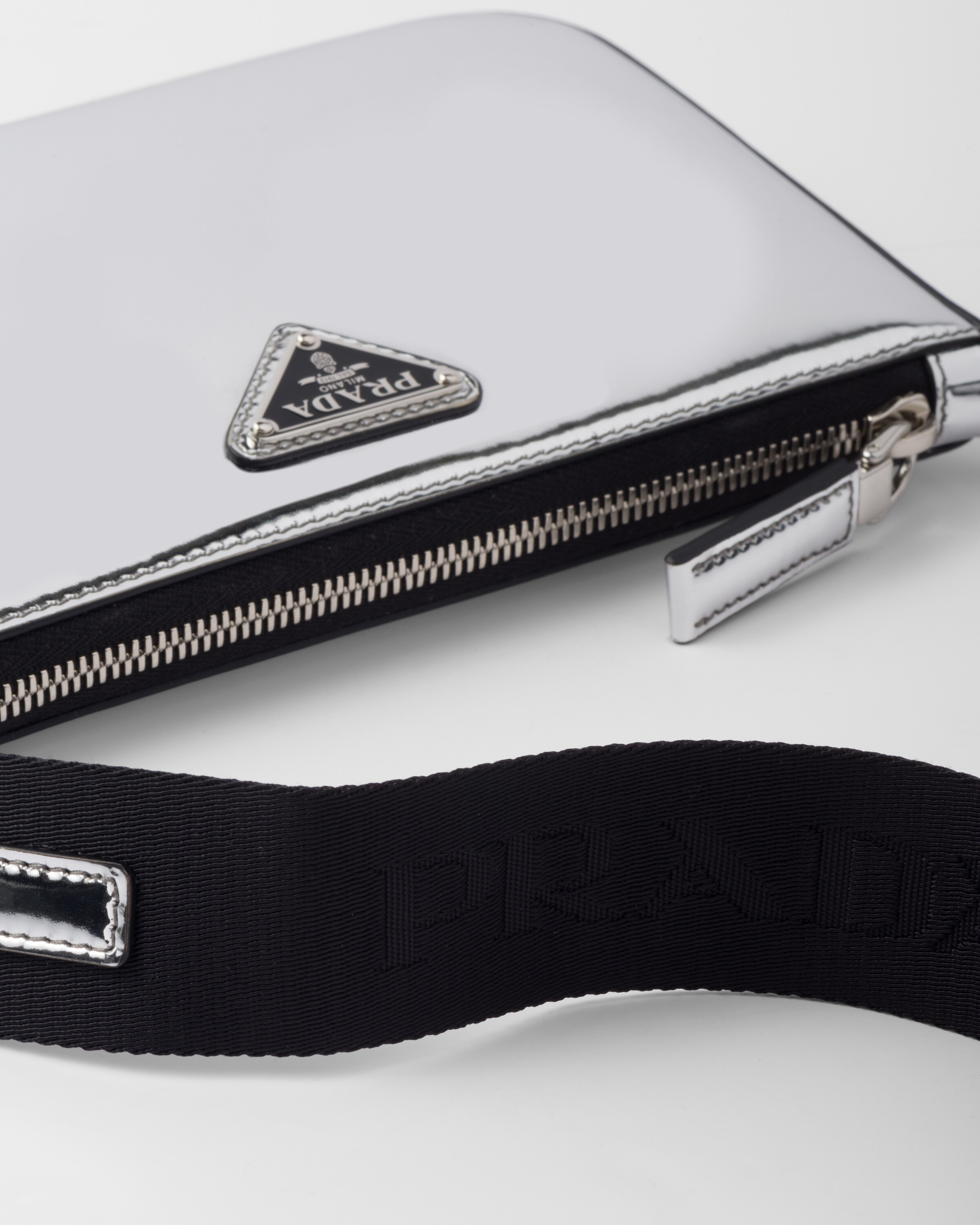 Prada حقيبة كتف من الجلد المصقول 6