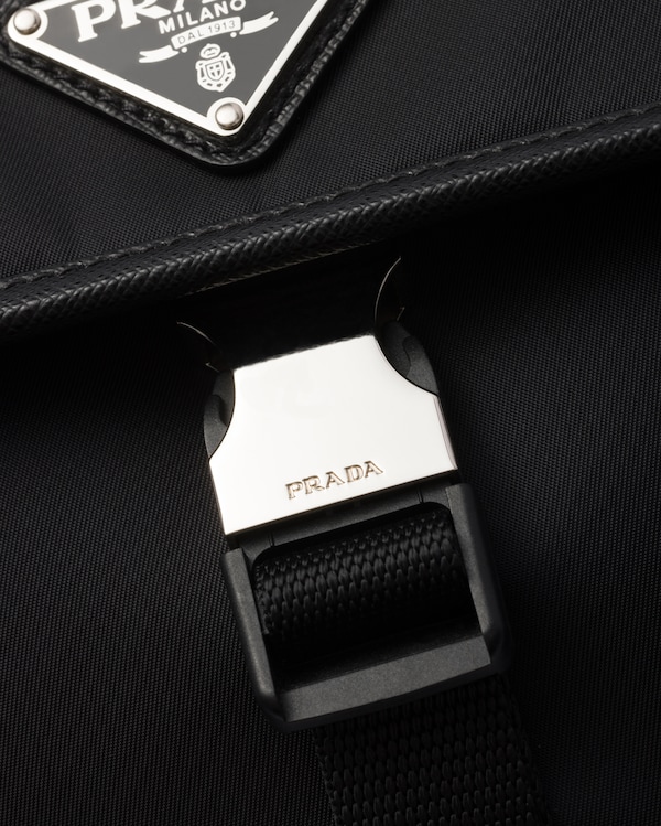 Sac porté épaule en Re-Nylon et cuir Saffiano Sac porté épaule en Re-Nylon et cuir Saffiano