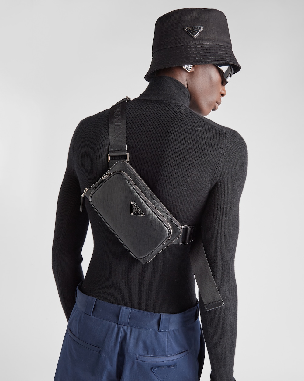 ブラック サフィアーノレザー ショルダーバッグ Prada