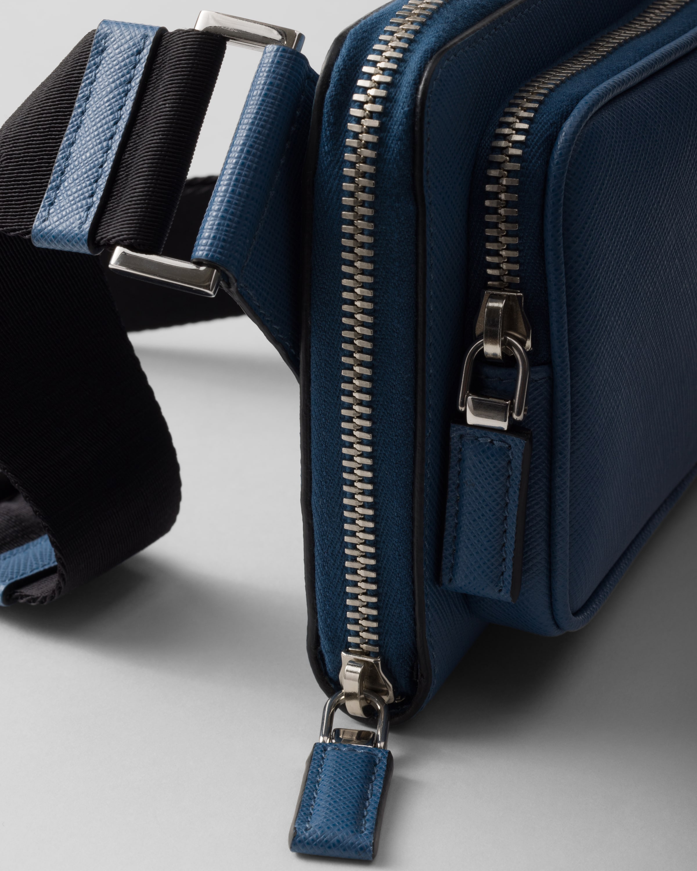 ブルー サフィアーノレザー ベルトバッグ | PRADA