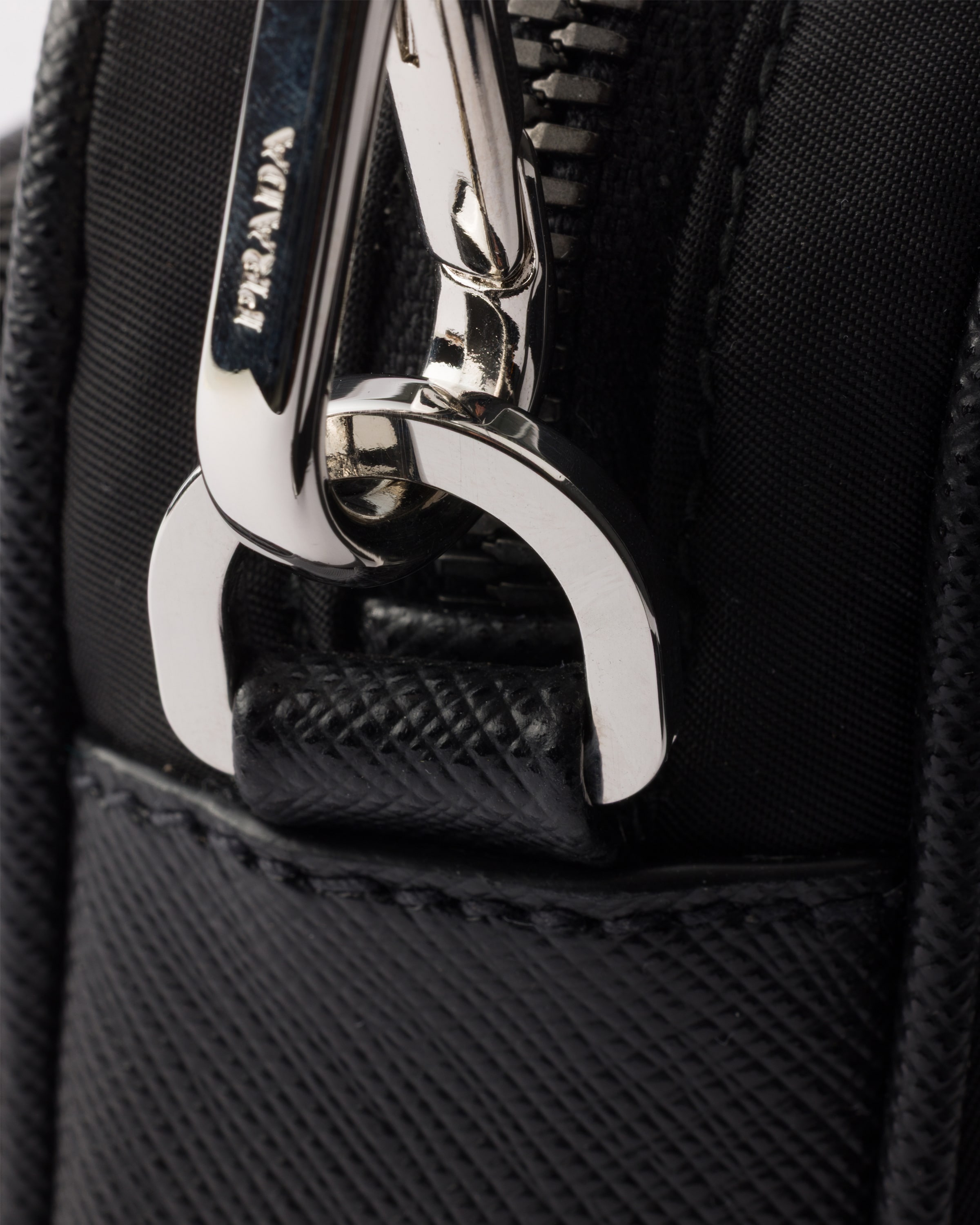 ブラック Re-nylon Xサフィアーノレザー ショルダーバッグ | PRADA - 日本