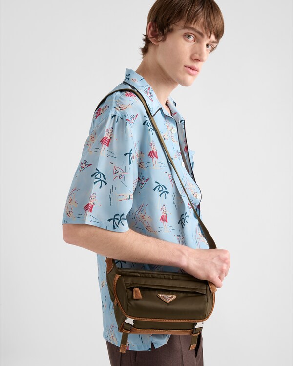 Bolsa de ombro pequena em Re-Nylon e camurça Bolsa de ombro pequena em Re-Nylon e camurça