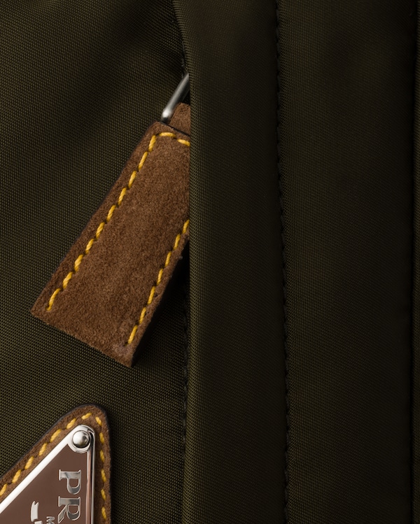 Bolsa de ombro pequena em Re-Nylon e camurça Bolsa de ombro pequena em Re-Nylon e camurça