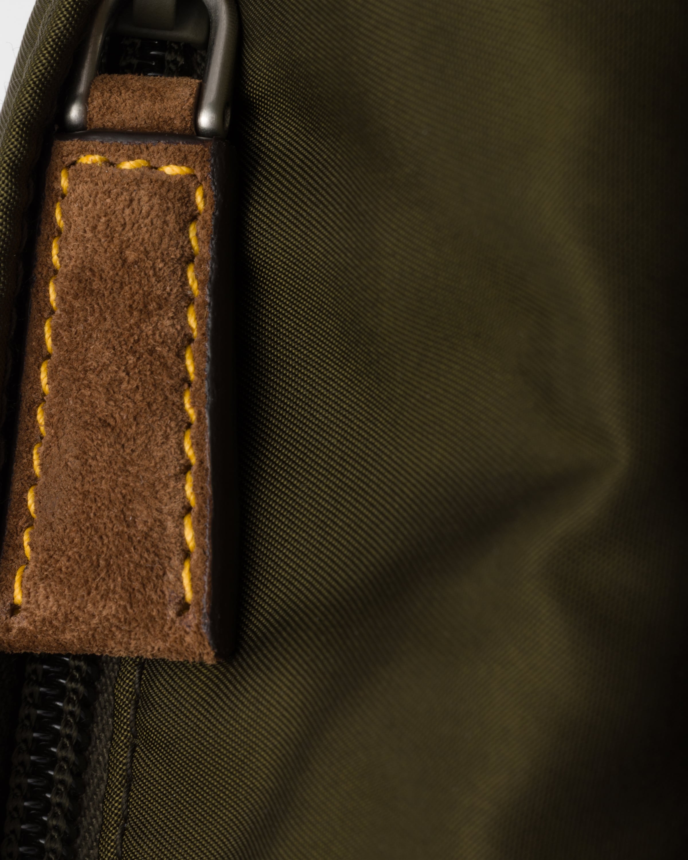 カーキグリーン／ダークブラウン Re-nylon X スエード ベルトバッグ