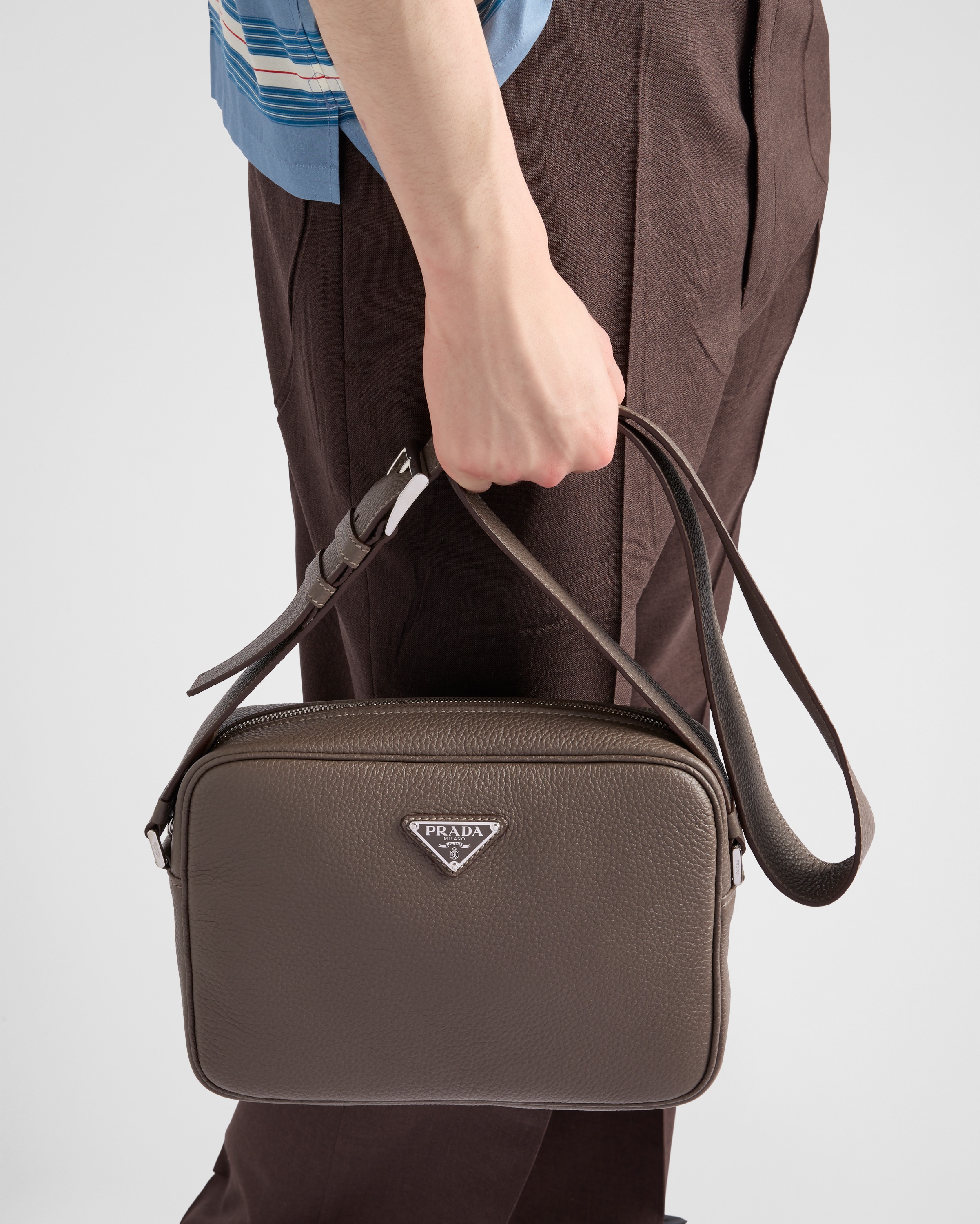 注目の新作☆直営店 PRADA レザー ショルダーバッグ 2VH189 グレーブラウン レザー ショルダーバッグ | PRADA