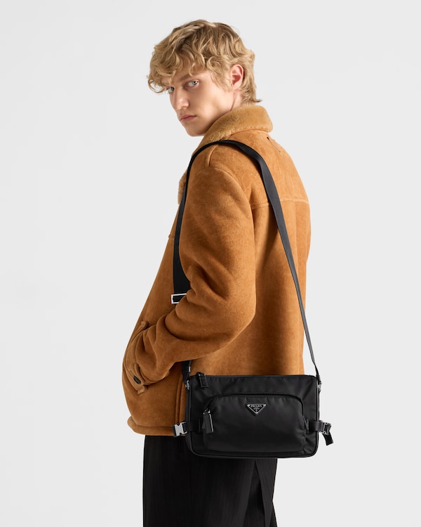 Sac de taille moyenne porté épaule en Re-Nylon et cuir Saffiano Sac de taille moyenne porté épaule en Re-Nylon et cuir Saffiano