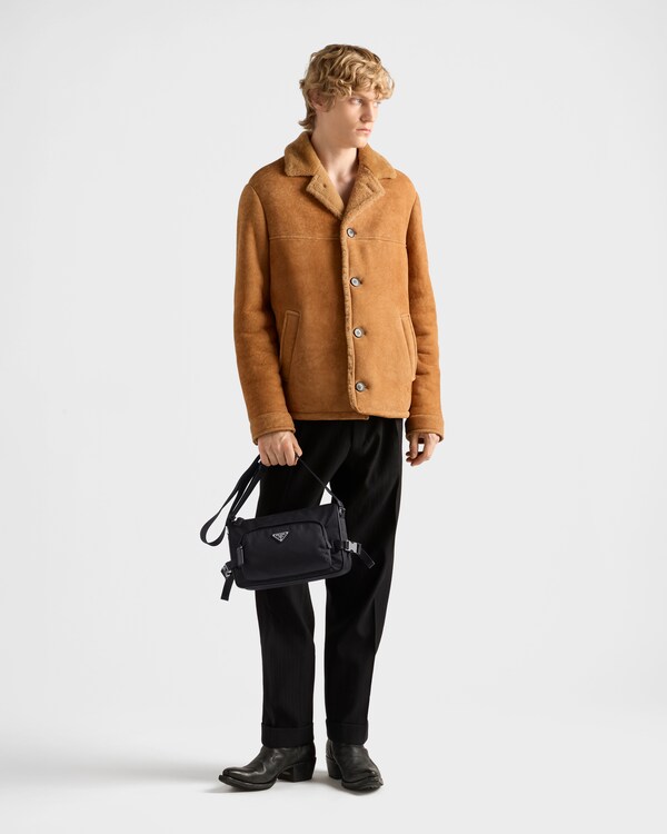 Sac de taille moyenne porté épaule en Re-Nylon et cuir Saffiano Sac de taille moyenne porté épaule en Re-Nylon et cuir Saffiano