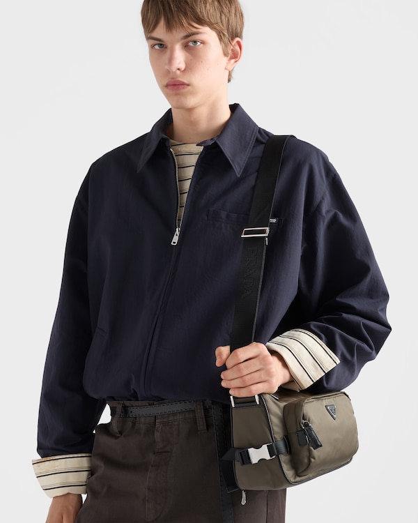 Sac de taille moyenne porté épaule en Re-Nylon et cuir Saffiano - Gris Fumé Sac de taille moyenne porté épaule en Re-Nylon et cuir Saffiano - Gris Fumé