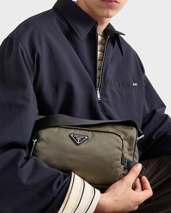 Sac de taille moyenne porté épaule en Re-Nylon et cuir Saffiano - Gris Fumé Sac de taille moyenne porté épaule en Re-Nylon et cuir Saffiano - Gris Fumé