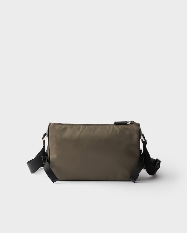 Sac de taille moyenne porté épaule en Re-Nylon et cuir Saffiano - Gris Fumé Sac de taille moyenne porté épaule en Re-Nylon et cuir Saffiano - Gris Fumé