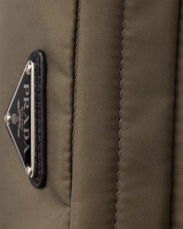 Sac de taille moyenne porté épaule en Re-Nylon et cuir Saffiano - Gris Fumé Sac de taille moyenne porté épaule en Re-Nylon et cuir Saffiano - Gris Fumé