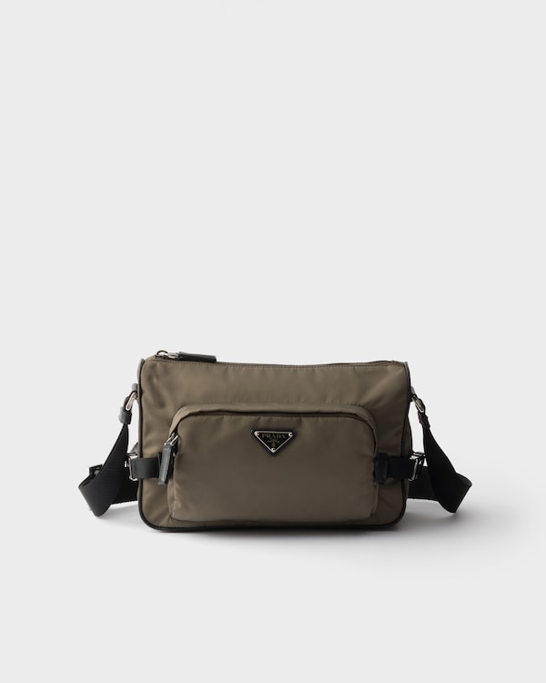 Sac de taille moyenne porté épaule en Re-Nylon et cuir Saffiano - Gris Fumé Sac de taille moyenne porté épaule en Re-Nylon et cuir Saffiano - Gris Fumé
