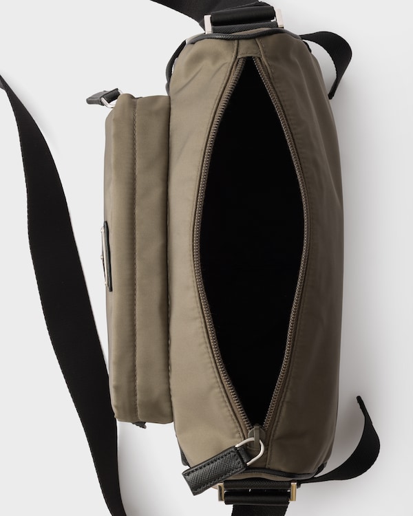 Sac de taille moyenne porté épaule en Re-Nylon et cuir Saffiano - Gris Fumé Sac de taille moyenne porté épaule en Re-Nylon et cuir Saffiano - Gris Fumé
