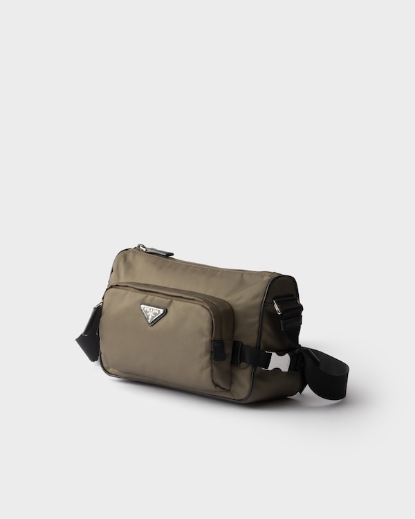 Sac de taille moyenne porté épaule en Re-Nylon et cuir Saffiano - Gris Fumé Sac de taille moyenne porté épaule en Re-Nylon et cuir Saffiano - Gris Fumé