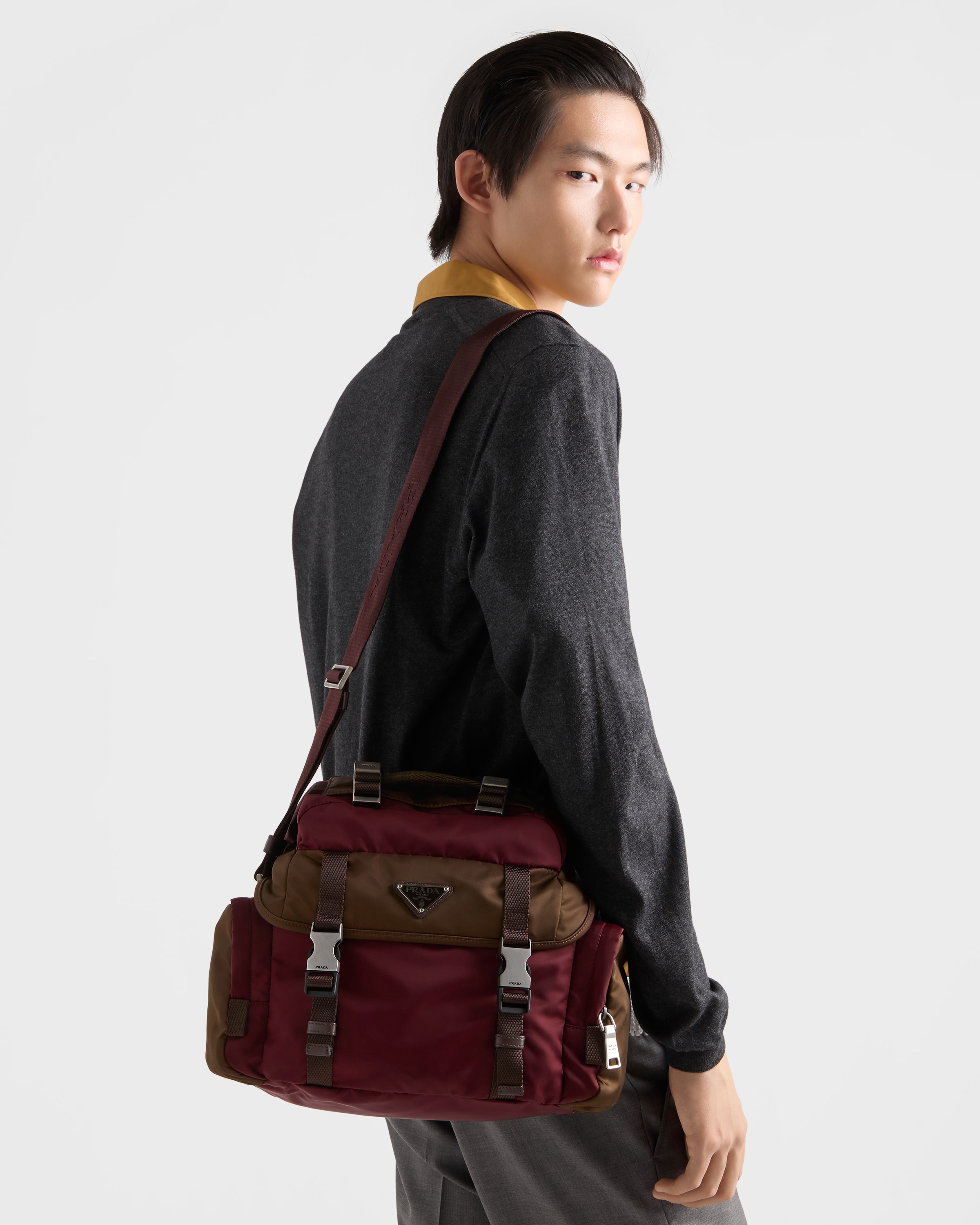 バーガンディ／バーント Re-Nylon レザー ショルダーバッグ | PRADA - 日本