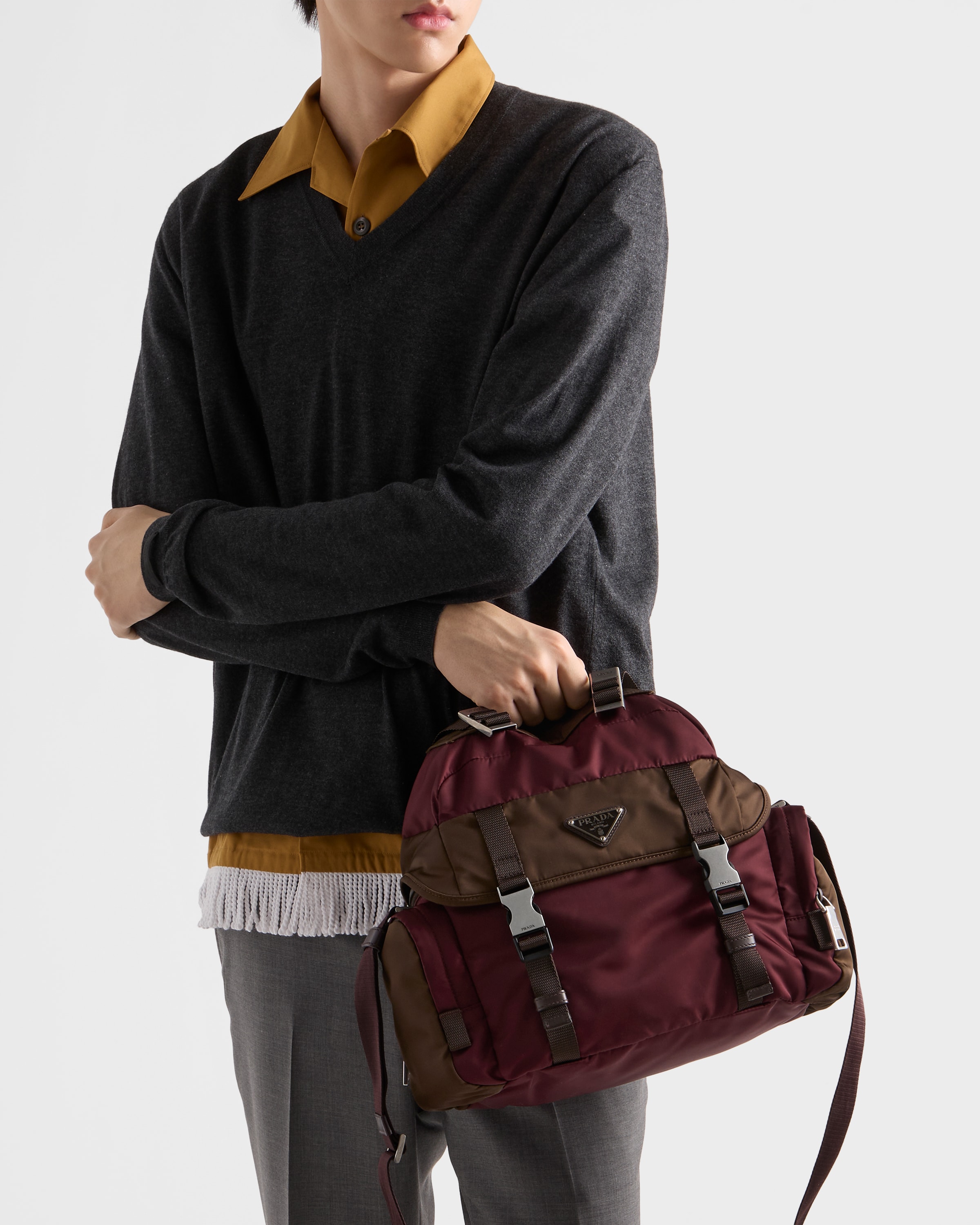 バーガンディ／バーント Re-Nylon レザー ショルダーバッグ | PRADA - 日本