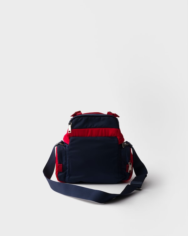 スモール Re-Nylon xレザー ショルダーバッグ - バルティックブルー/レッド スモール Re-Nylon xレザー ショルダーバッグ - バルティックブルー/レッド