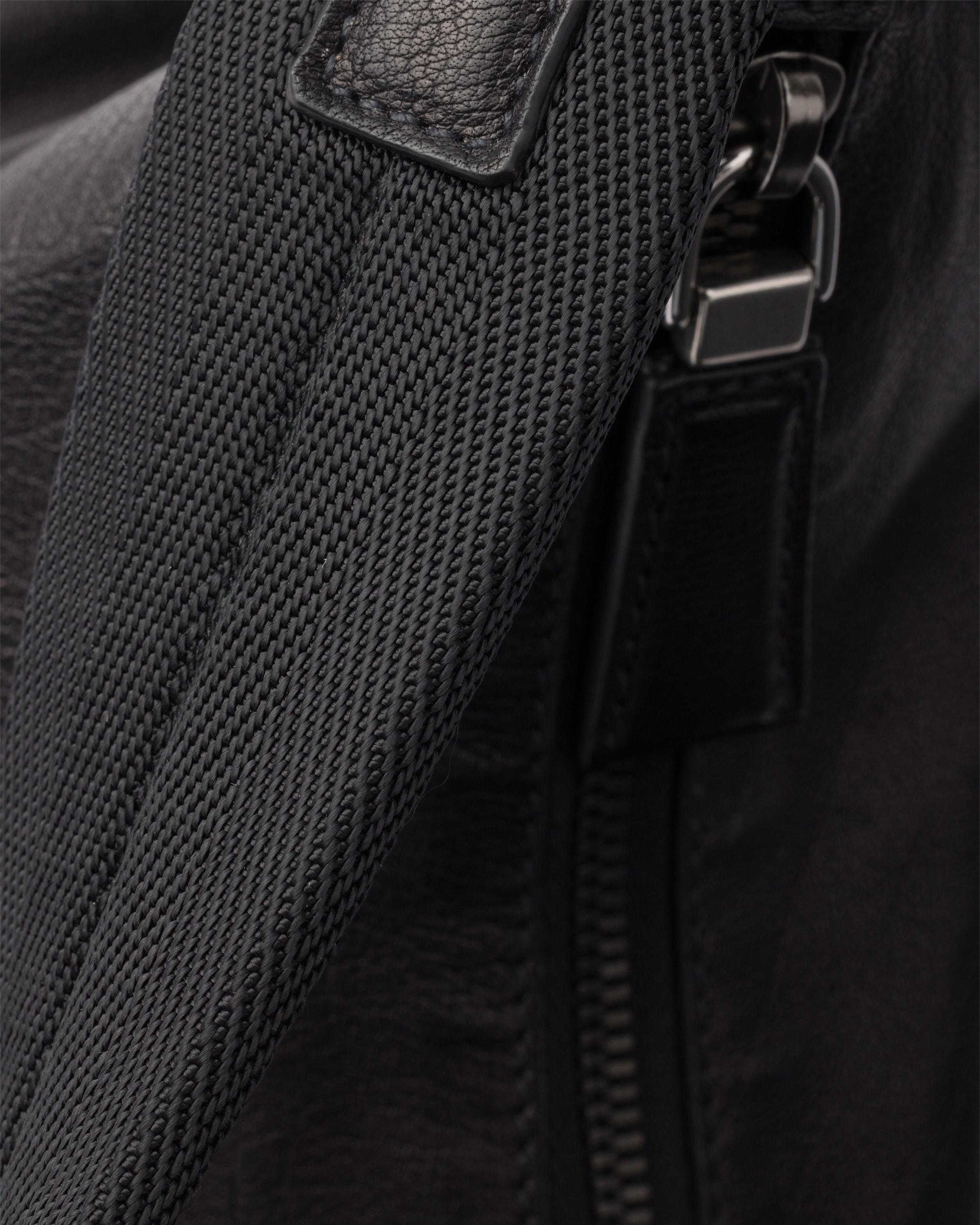 プラダ ショルダーバッグ 2VH022 ブラック レザー ブラック ソフトルックスレザーショルダーバッグ | PRADA - 日本