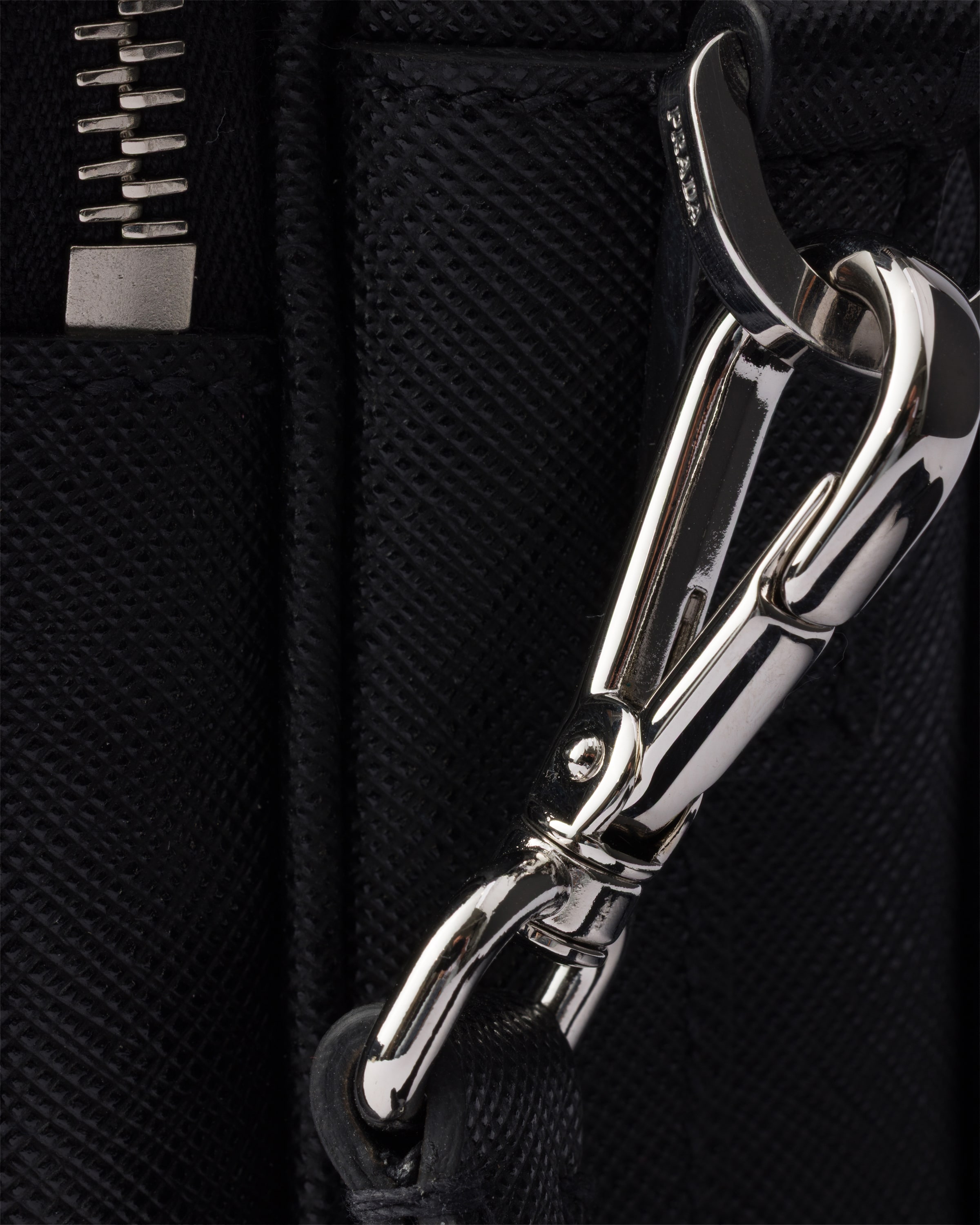 ブラック サフィアーノレザー ショルダーバッグ | PRADA - 日本