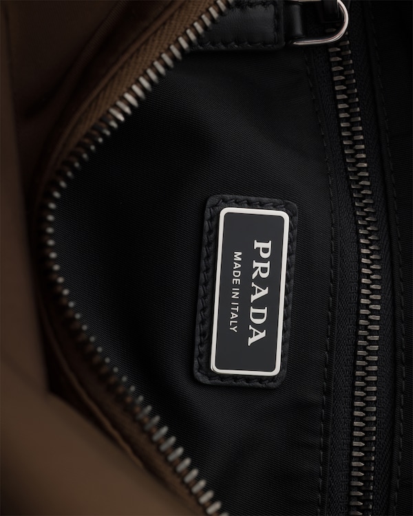 プラダ エクスプローラ Re-Nylon xレザー バッグ - シエナブラウン プラダ エクスプローラ Re-Nylon xレザー バッグ - シエナブラウン