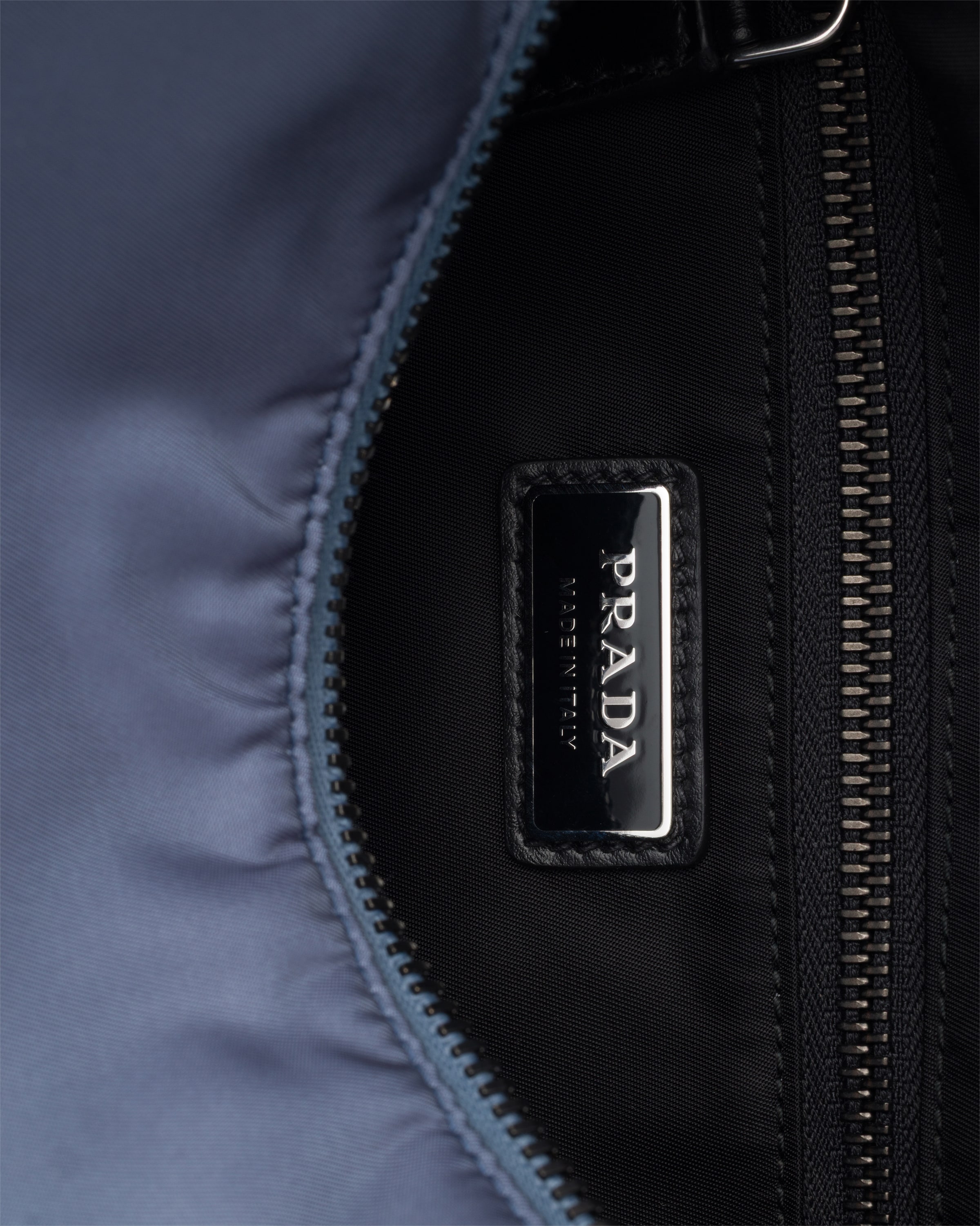 アビエーションブルー プラダ エクスプローラ Re-Nylon xレザー バッグ