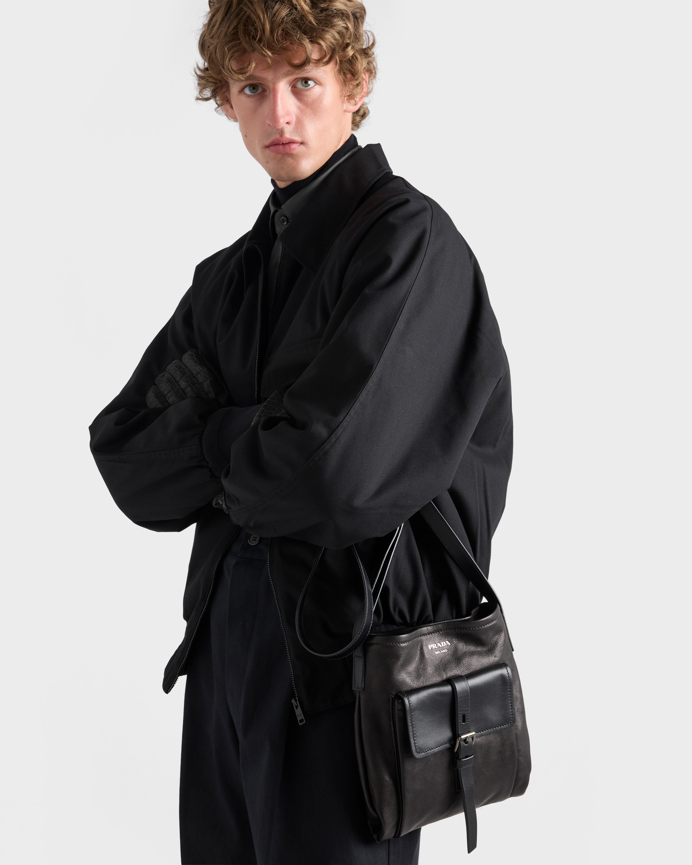 ブラック プラダ ルート レザーショルダーバッグ | PRADA - 日本