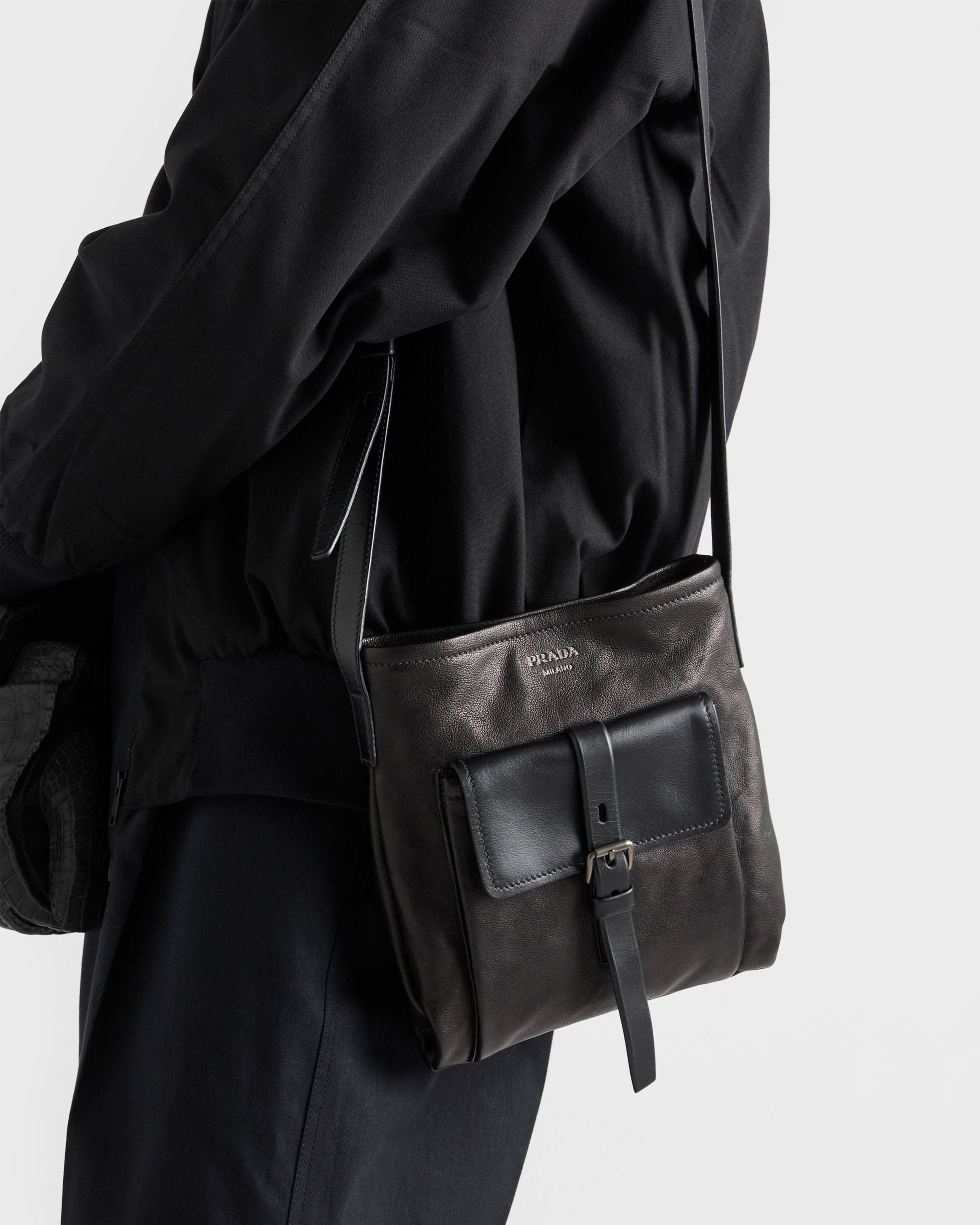 ブラック プラダ ルート レザーショルダーバッグ | PRADA - 日本