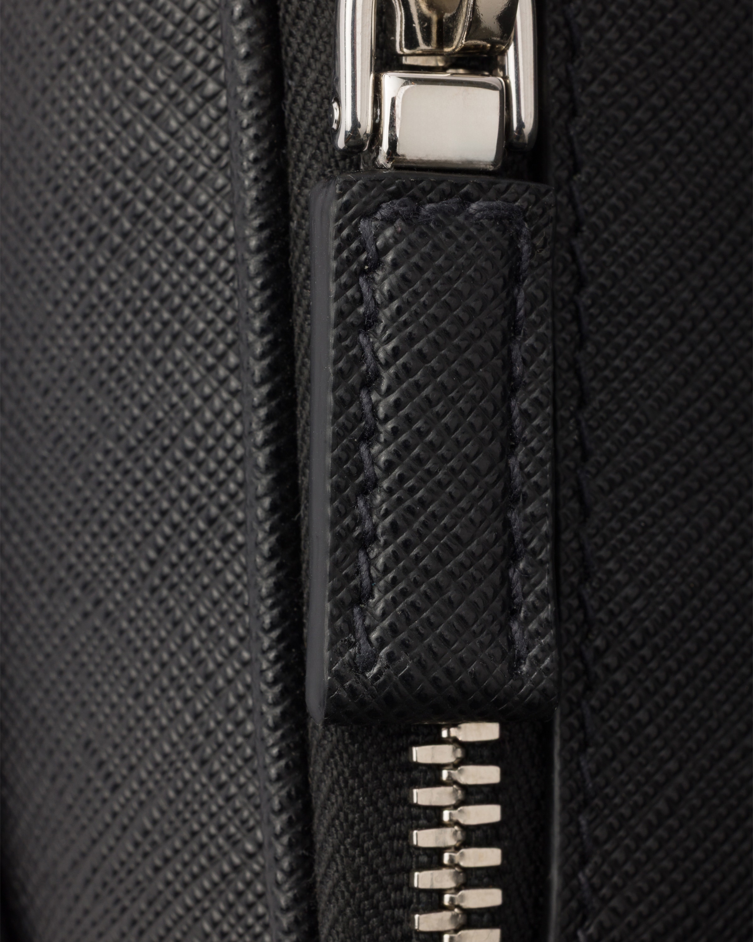 ブラック サフィアーノレザー ショルダーバッグ | PRADA - 日本