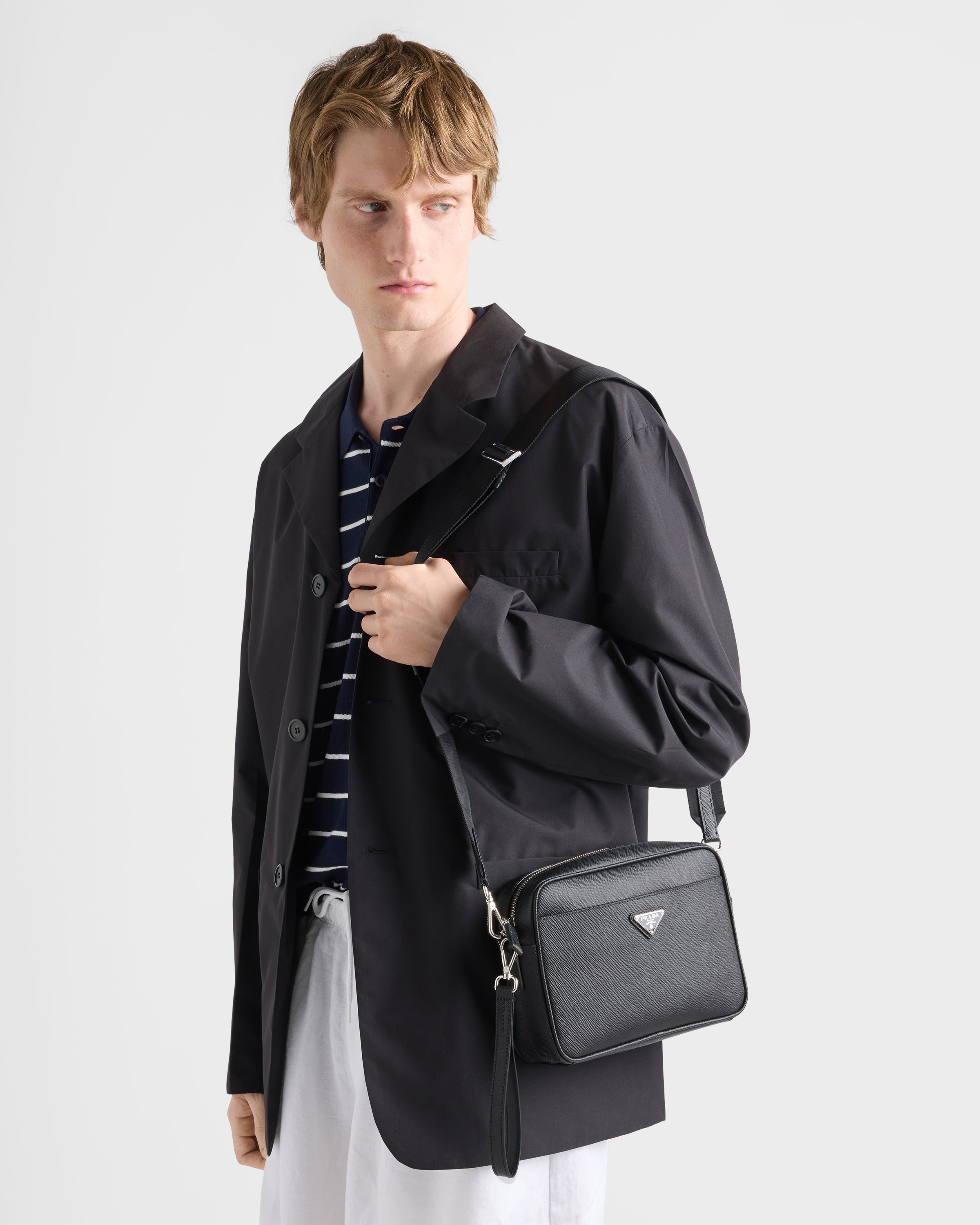 ブラック サフィアーノレザー ショルダーバッグ | PRADA - 日本