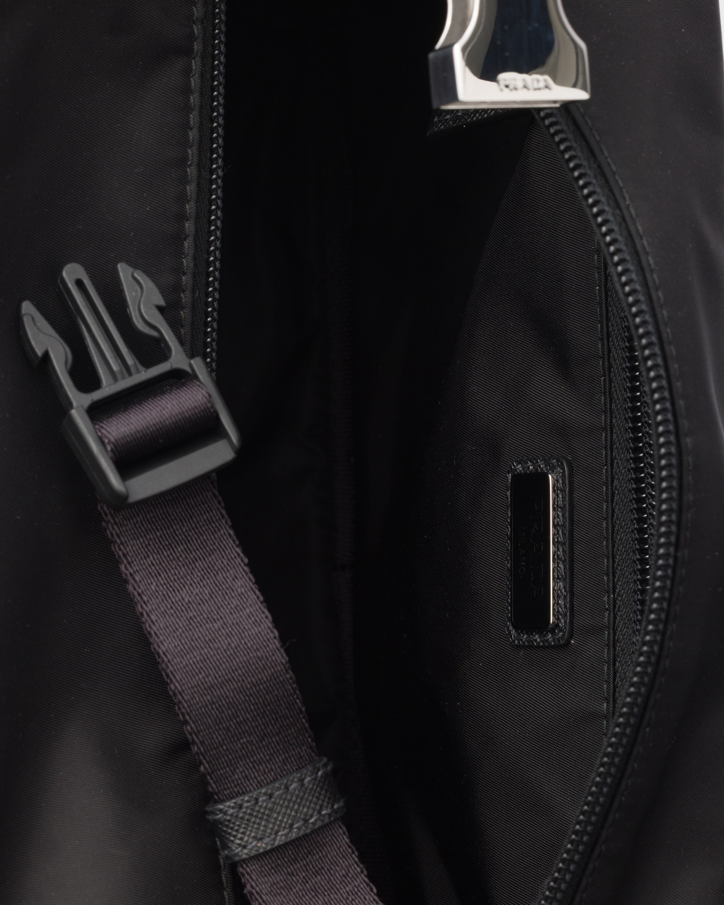 ブラック Re-nylon サフィアーノレザー ショルダーバッグ | PRADA - 日本