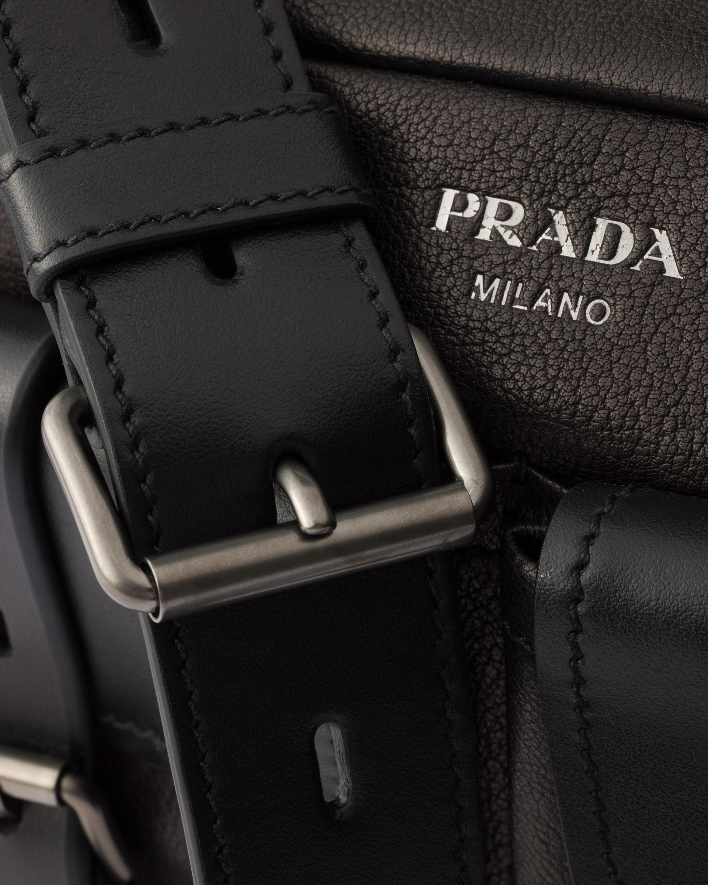 ブラック プラダ ルート レザーショルダーバッグ | PRADA - 日本