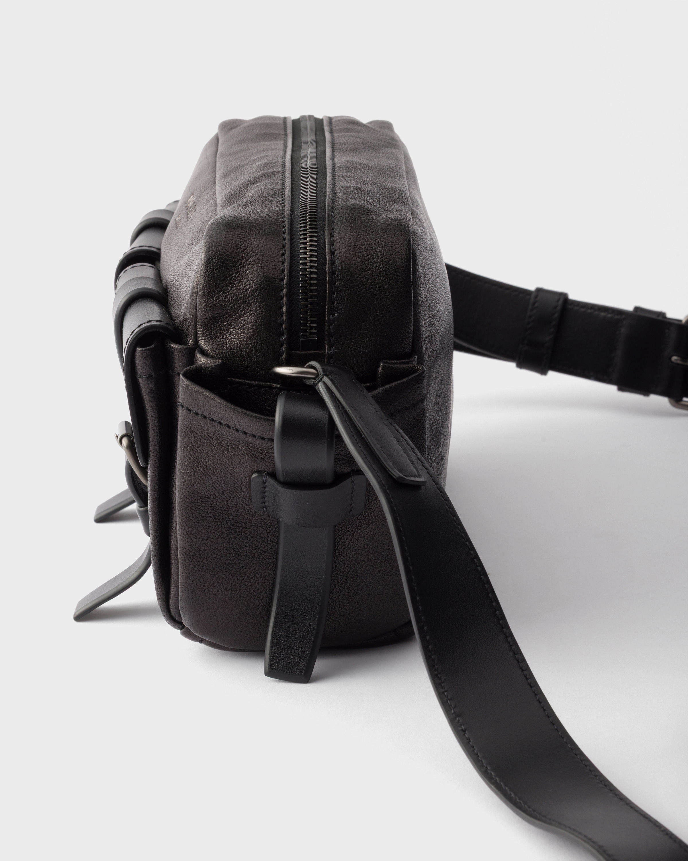 ブラック プラダ ルート レザーショルダーバッグ | PRADA - 日本