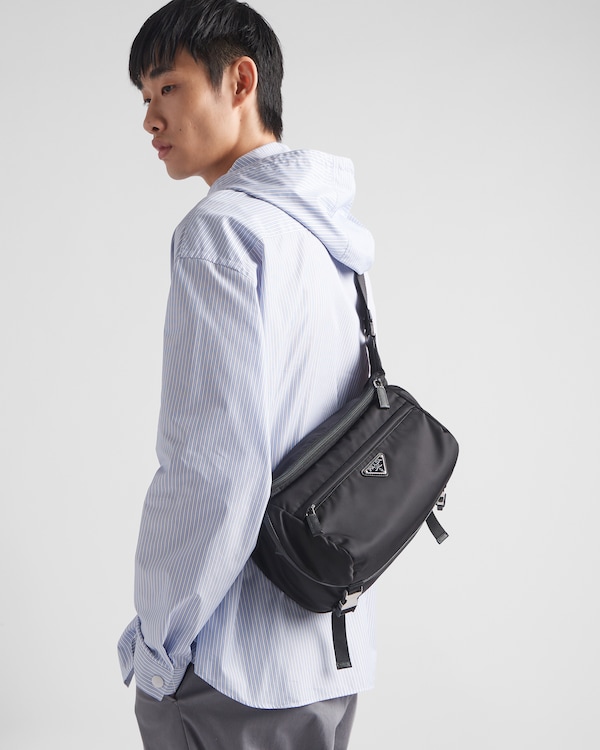 กระเป๋าสะพาย Re-Nylon และหนัง Saffiano กระเป๋าสะพาย Re-Nylon และหนัง Saffiano