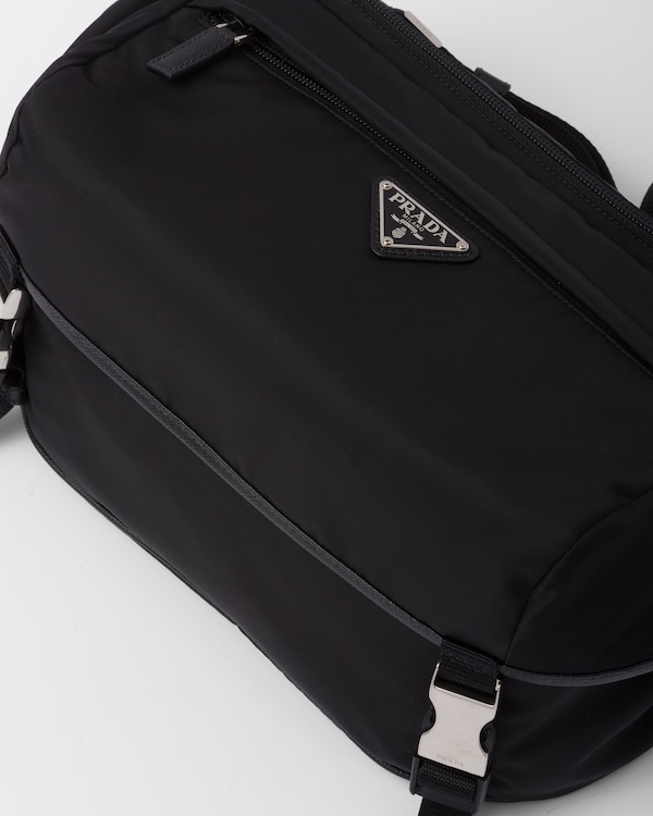 กระเป๋าสะพาย Re-Nylon และหนัง Saffiano กระเป๋าสะพาย Re-Nylon และหนัง Saffiano