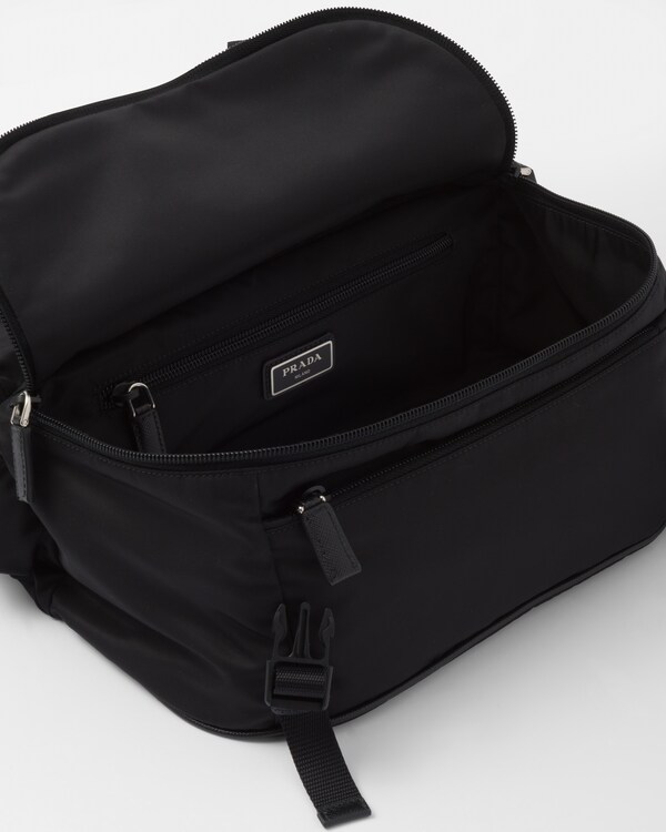 กระเป๋าสะพาย Re-Nylon และหนัง Saffiano กระเป๋าสะพาย Re-Nylon และหนัง Saffiano