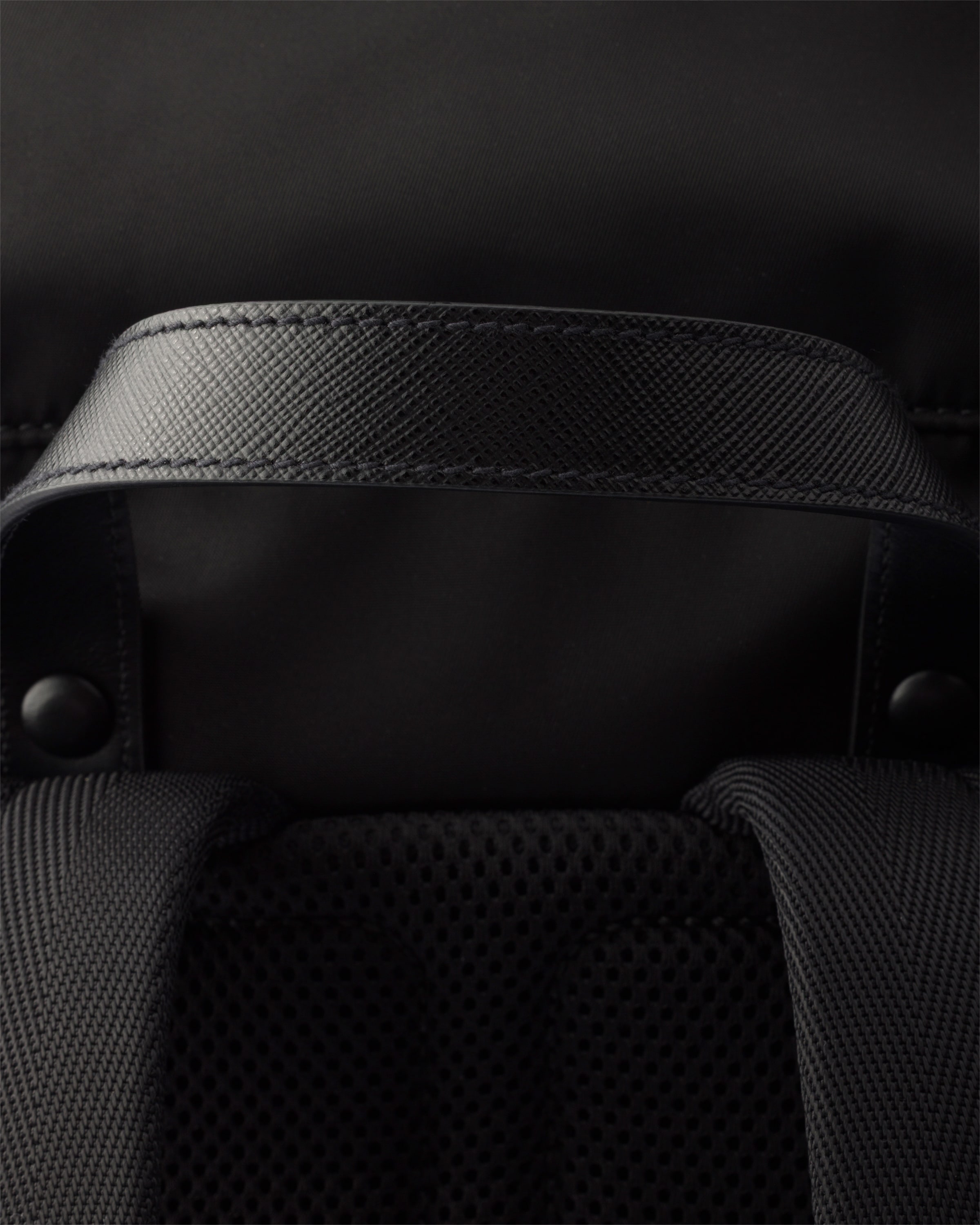 Prada Re\u002DNylon与Saffiano皮革背包 6