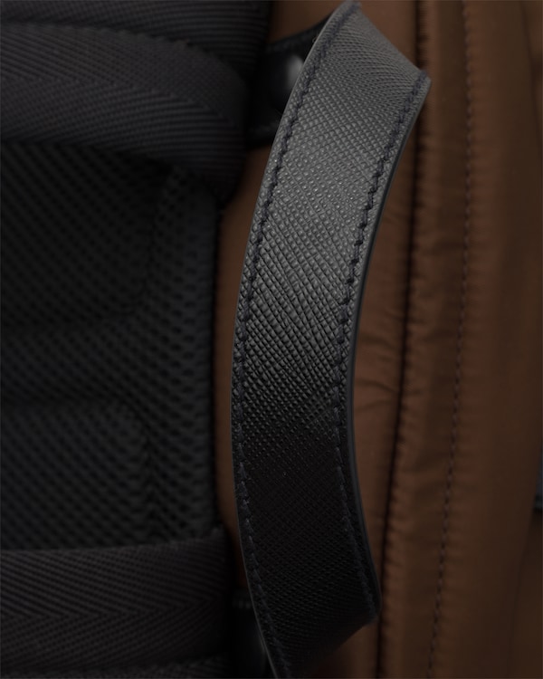 Mochila de Re-Nylon y piel Saffiano - Sienna Mochila de Re-Nylon y piel Saffiano - Sienna