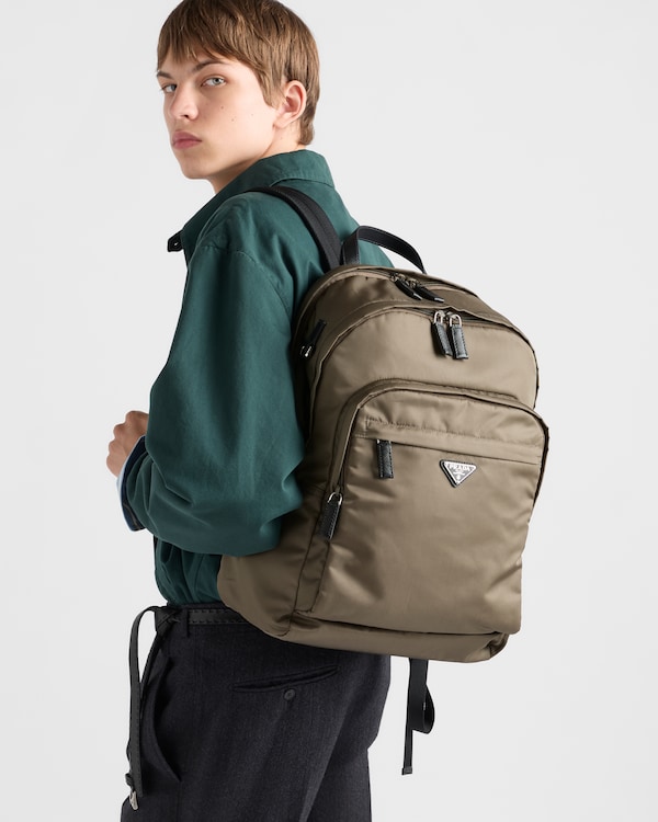 Sac à dos en Re-Nylon et cuir Saffiano - Gris Fumé Sac à dos en Re-Nylon et cuir Saffiano - Gris Fumé