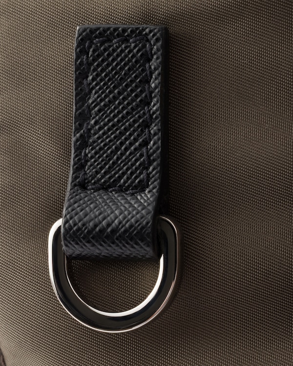Sac à dos en Re-Nylon et cuir Saffiano - Gris Fumé Sac à dos en Re-Nylon et cuir Saffiano - Gris Fumé