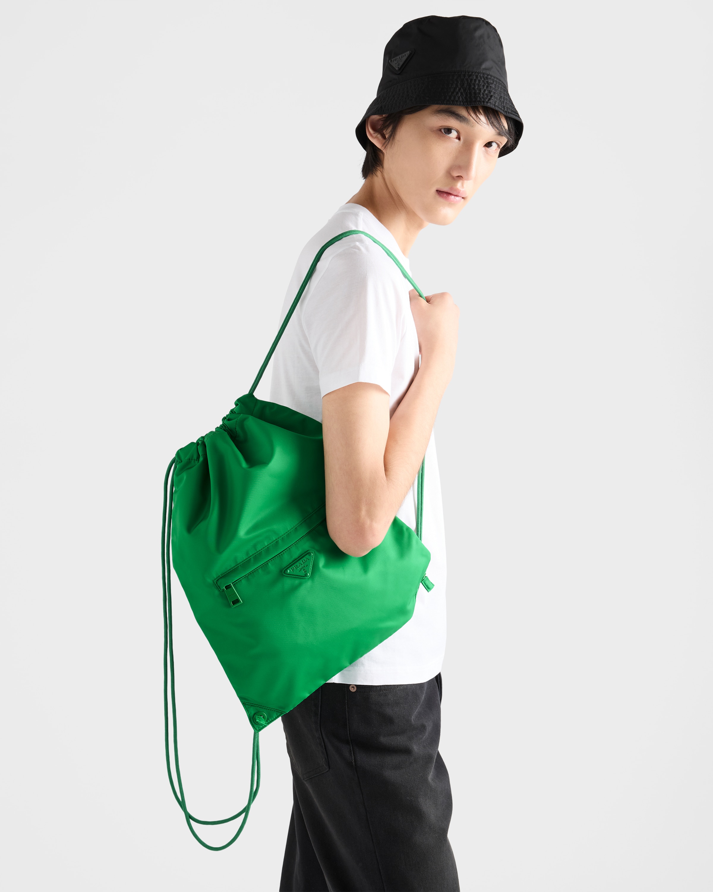 エメラルド Re-nylon ドローストリング バックパック | PRADA - 日本