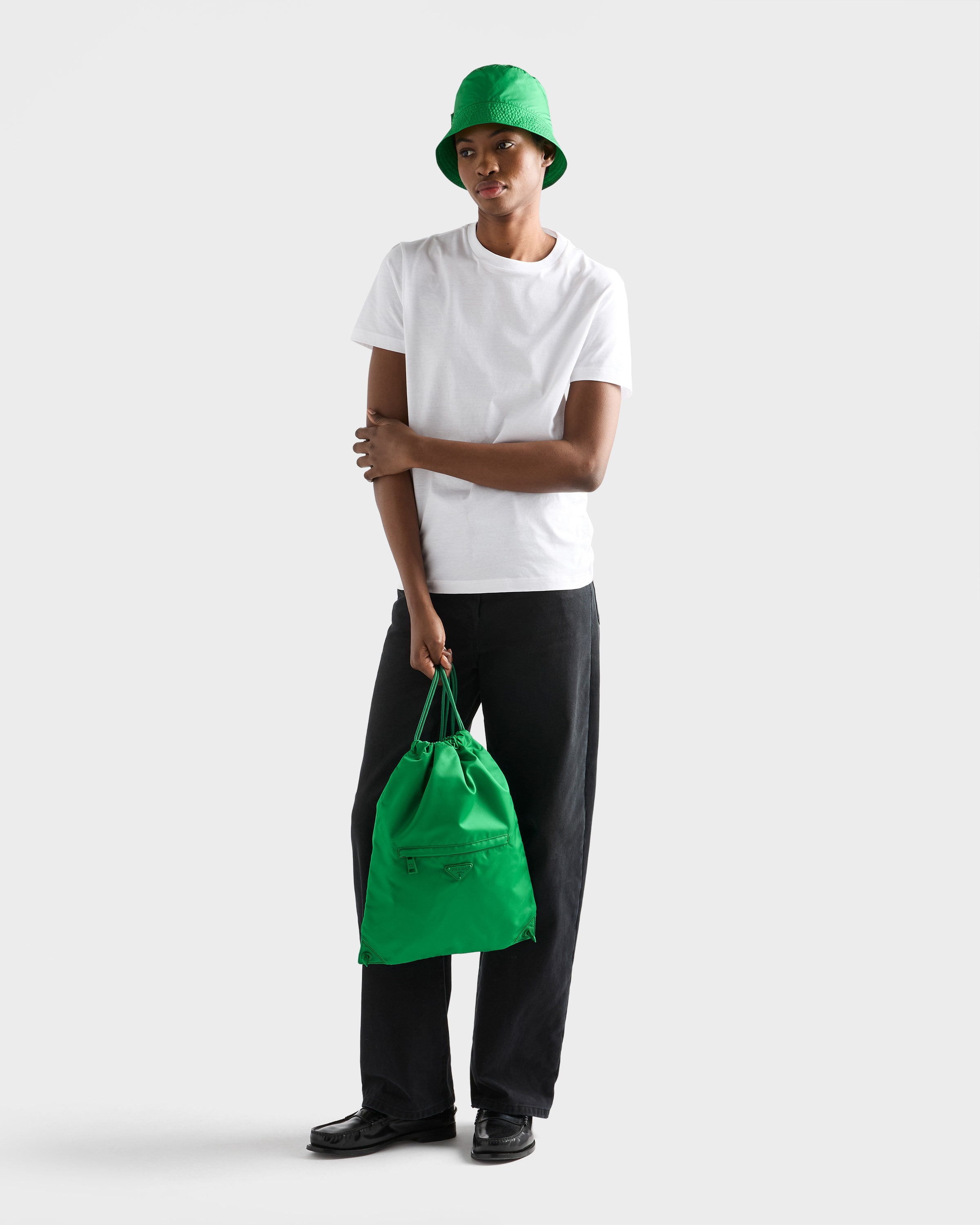 エメラルド Re-Nylon ドローストリング バックパック | PRADA - 日本
