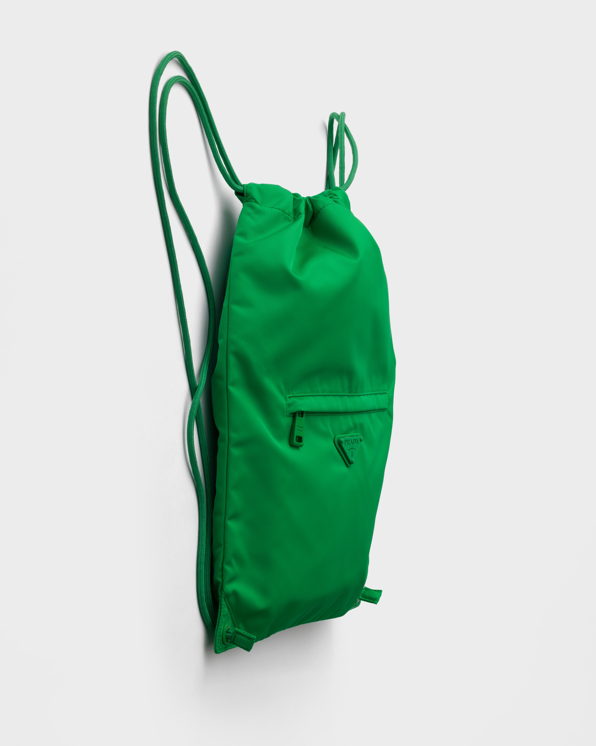 エメラルド Re-Nylon ドローストリング バックパック | PRADA - 日本