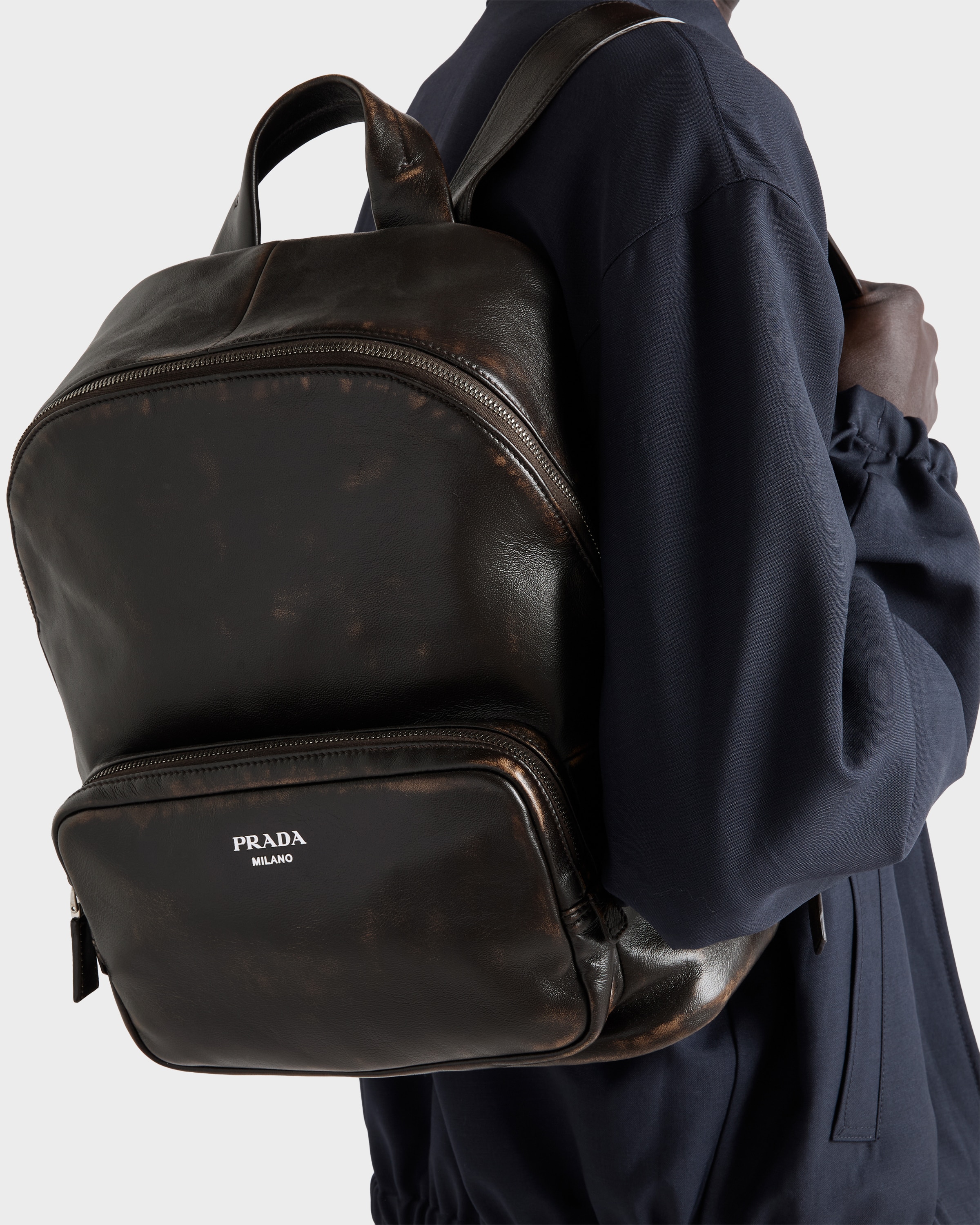 ダークブラウン ディストレスト ナッパレザー バックパック | PRADA - 日本