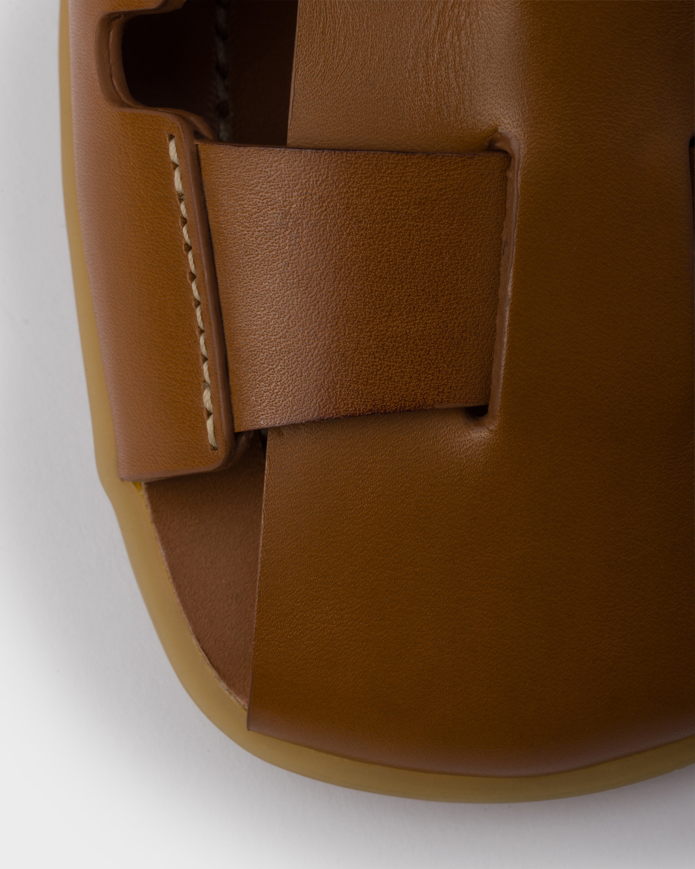 ブラウン レザー フィッシャーマン サンダル | PRADA