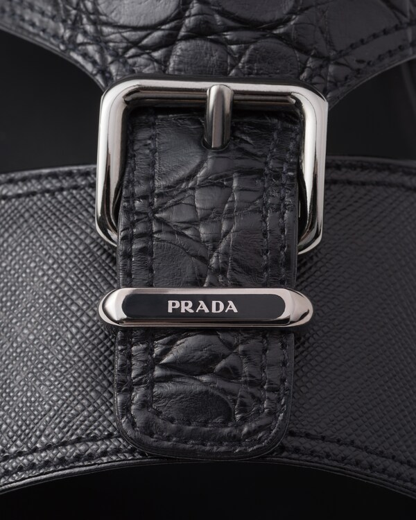 صندل من جلد التمساح وجلد سافيانو بشريط - أسود صندل من جلد التمساح وجلد سافيانو بشريط - أسود