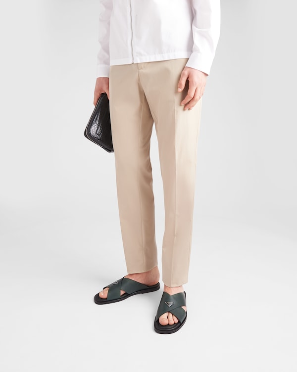 صندل بتصميم متقاطع من جلد سافيانو صندل بتصميم متقاطع من جلد سافيانو