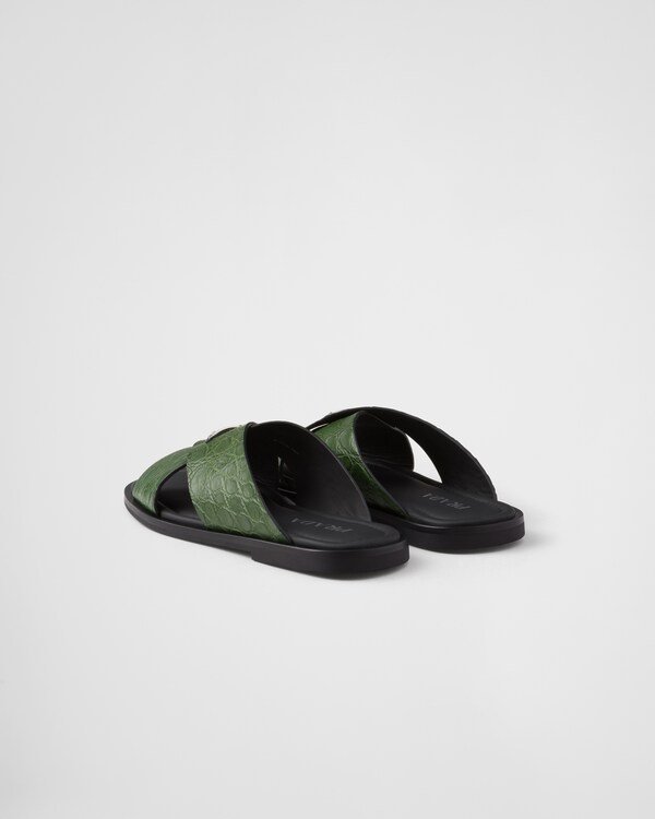 صندل من جلد التمساح بتصميم متقاطع - أخضر زمردي صندل من جلد التمساح بتصميم متقاطع - أخضر زمردي