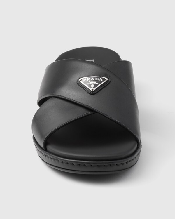 صندل من الجلد بتصميم متقاطع - أسود صندل من الجلد بتصميم متقاطع - أسود