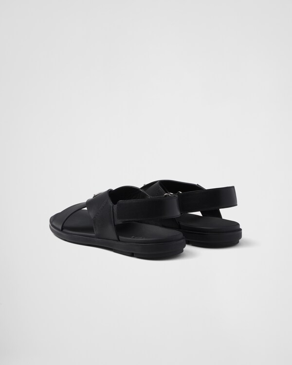 Sandalen aus Leder mit gekreuztem Band Sandalen aus Leder mit gekreuztem Band