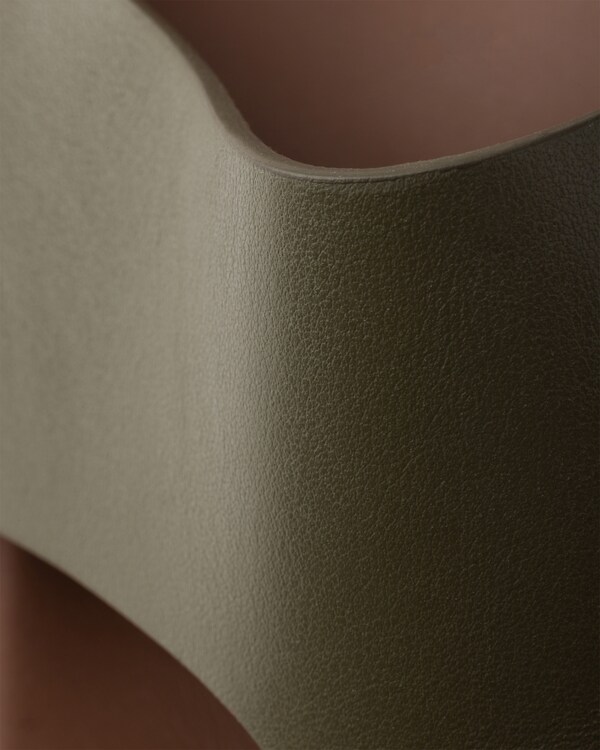 صندل مفتوح من الخلف من الجلد - أخضر مموّه صندل مفتوح من الخلف من الجلد - أخضر مموّه